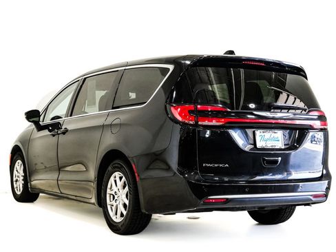 Used 2024 Chrysler Pacifica Touring-L FWD image 8