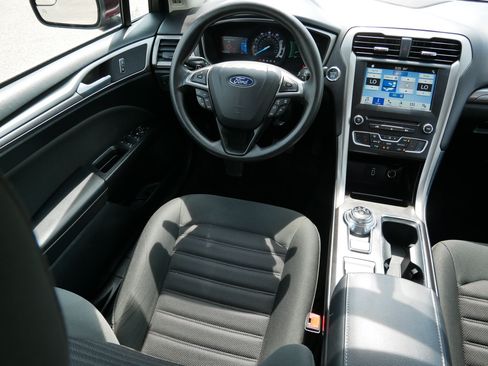 Used 2018 Ford Fusion SE w/ Fusion SE Technology Package FWD image 9