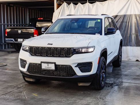 New 2025 Jeep Grand Cherokee Altitude image 4