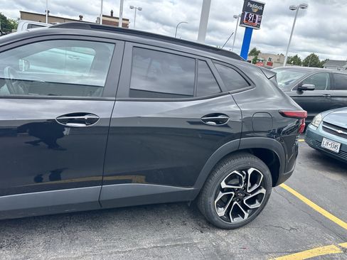Used 2024 Chevrolet Trax RS w/ Sunroof Package FWD image 5