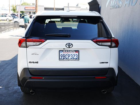 Used 2022 Toyota RAV4 LE image 5