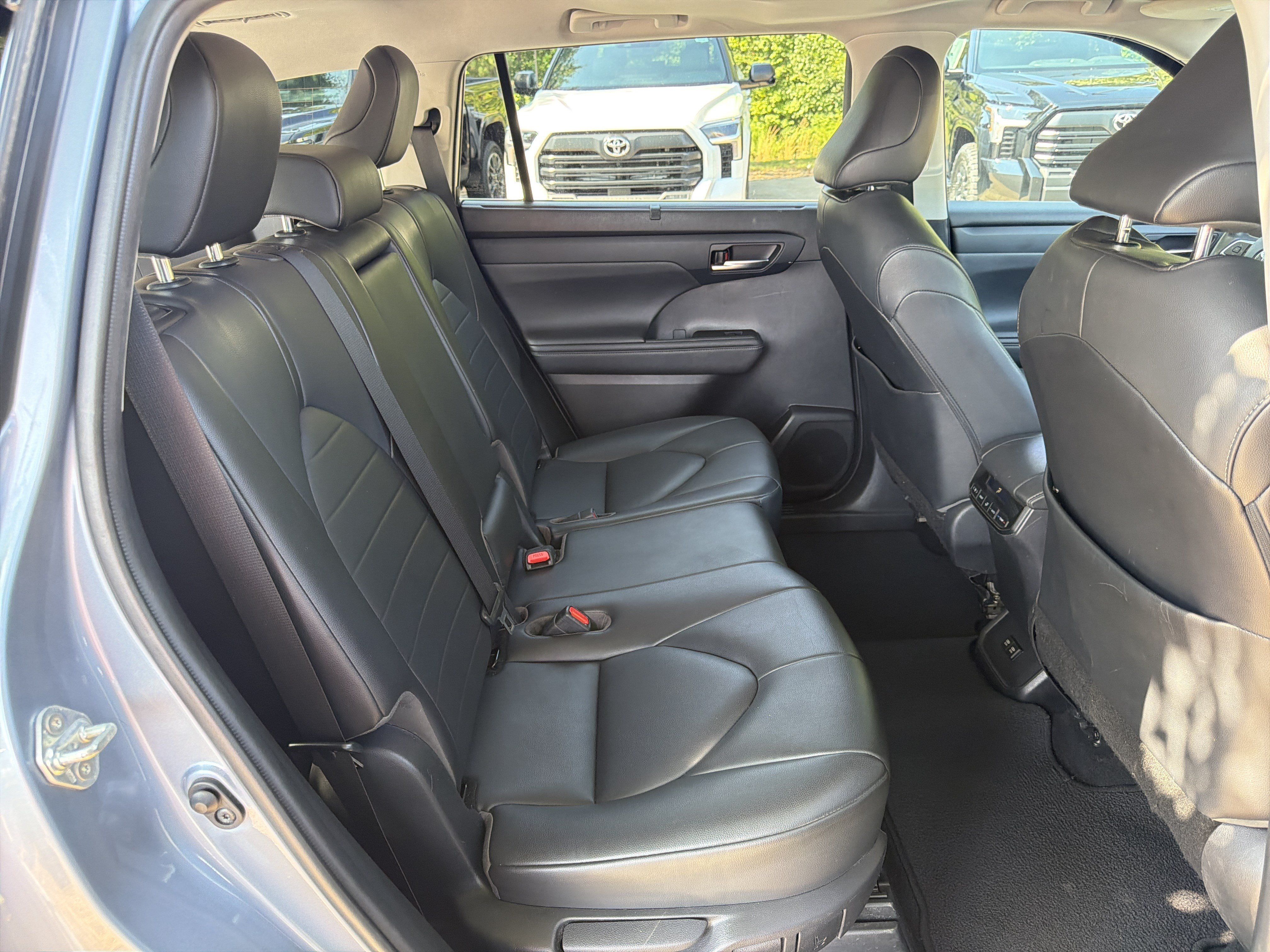 Used 2020 Toyota Highlander XLE FWD image 15