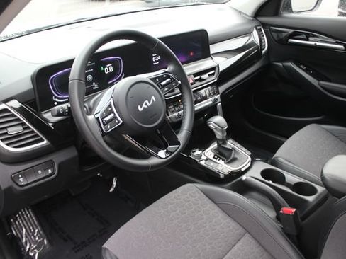 Used 2025 Kia Seltos S AWD/4WD image 3