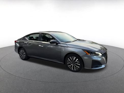 Used 2025 Nissan Altima 2.5 SV FWD image 2
