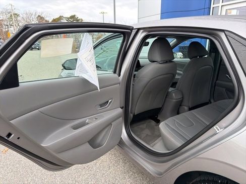 Used 2023 Hyundai Elantra SEL w/ Convenience Package image 29