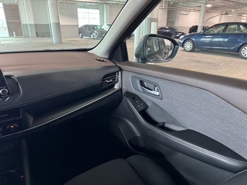 Used 2023 Nissan Rogue SV image 34