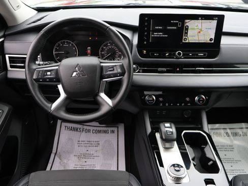 Used 2025 Mitsubishi Outlander SE image 19