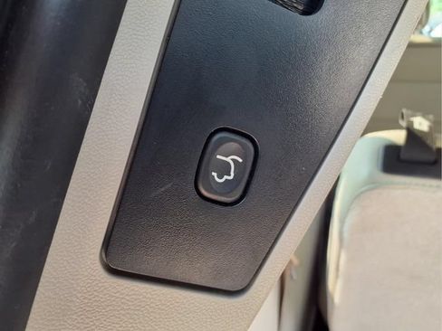 Used 2016 Chrysler Town & Country Touring w/ Driver Convenience Group FWD image 23