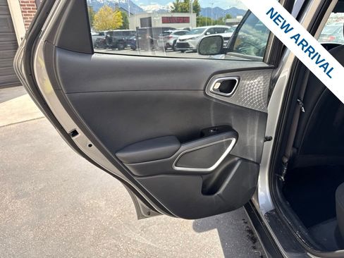 Used 2025 Kia Soul LX w/ LX Technology Package FWD image 15