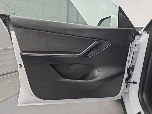 Used 2021 Tesla Model Y Long Range image 21