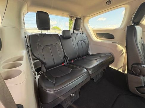 Used 2024 Chrysler Pacifica Touring-L FWD image 26