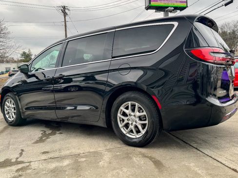 Used 2024 Chrysler Pacifica Touring-L image 5