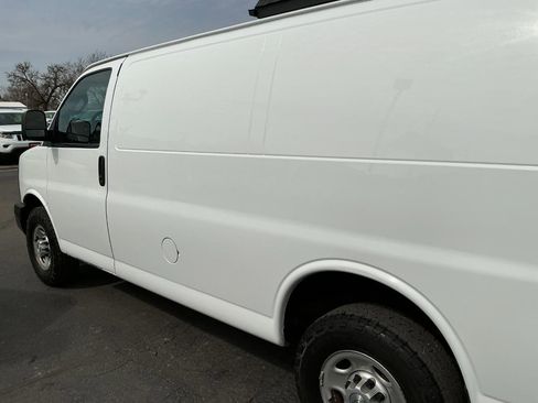 Used 2016 Chevrolet Express 2500 RWD image 23