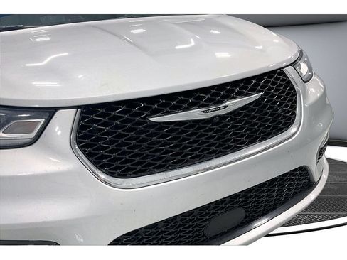 Used 2024 Chrysler Pacifica Touring-L FWD image 53