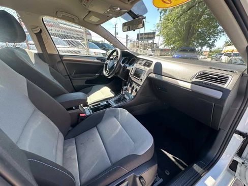Used 2016 Volkswagen e-Golf SE FWD image 22