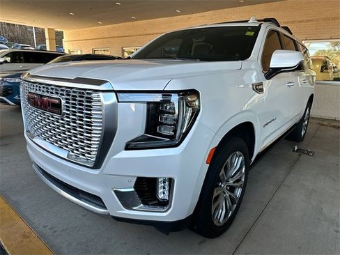 Used 2021 GMC Yukon XL Denali w/ Denali Premium Package image 3