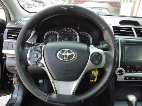Used 2014 Toyota Camry SE w/ Moonroof Package FWD image 10