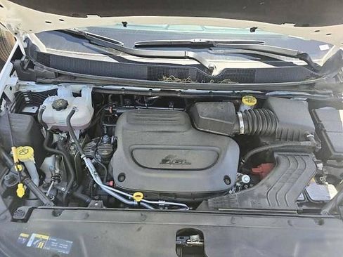 Used 2026 Chrysler Pacifica Limited FWD image 5
