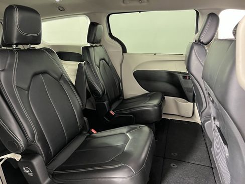 Certified 2024 Chrysler Pacifica Touring-L image 30