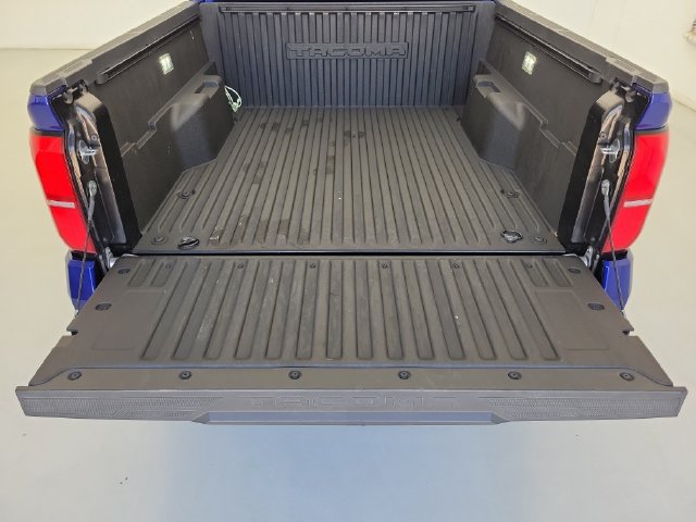 Used 2025 Toyota Tacoma SR5 AWD/4WD image 9