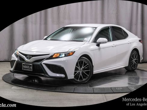 Used 2023 Toyota Camry SE FWD image 1