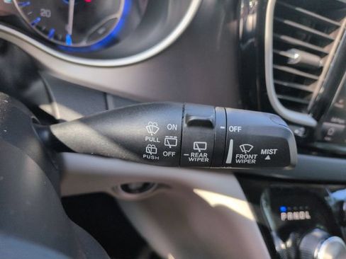 Used 2023 Chrysler Pacifica Touring-L FWD image 37