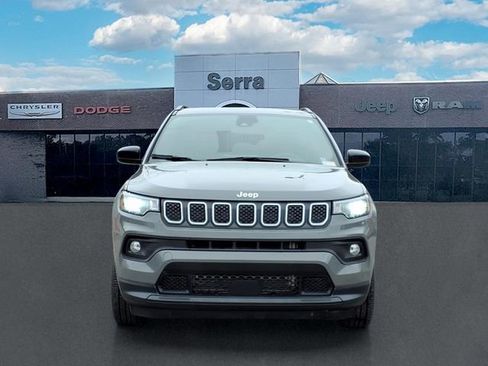 Used 2023 Jeep Compass Latitude image 2