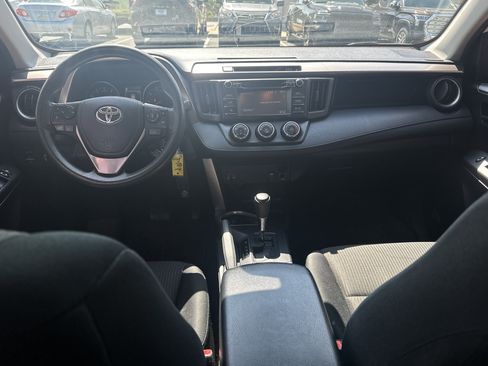 Used 2018 Toyota RAV4 LE FWD image 9