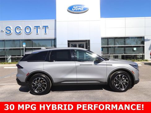 Used 2025 Lincoln Nautilus Premier image 14