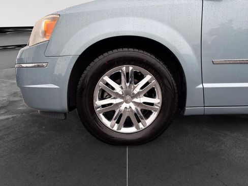 Used 2010 Chrysler Town & Country Limited w/ Entertainment Group #3 FWD image 8