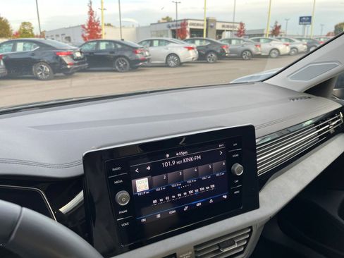 Used 2025 Volkswagen Jetta SE image 18