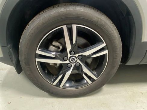 Used 2025 Volvo XC40 B5 Core AWD/4WD image 4