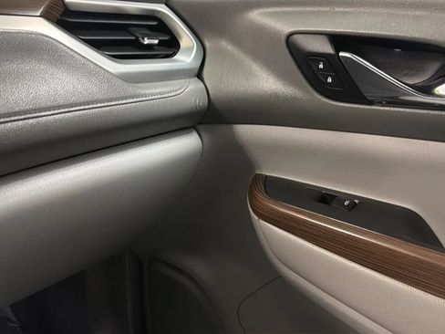 Used 2018 GMC Acadia SLE FWD image 16