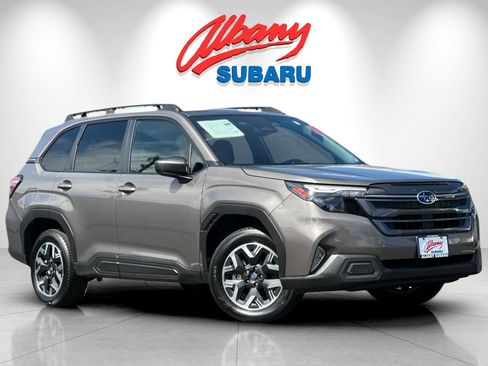 Used 2025 Subaru Forester Premium AWD/4WD image 2