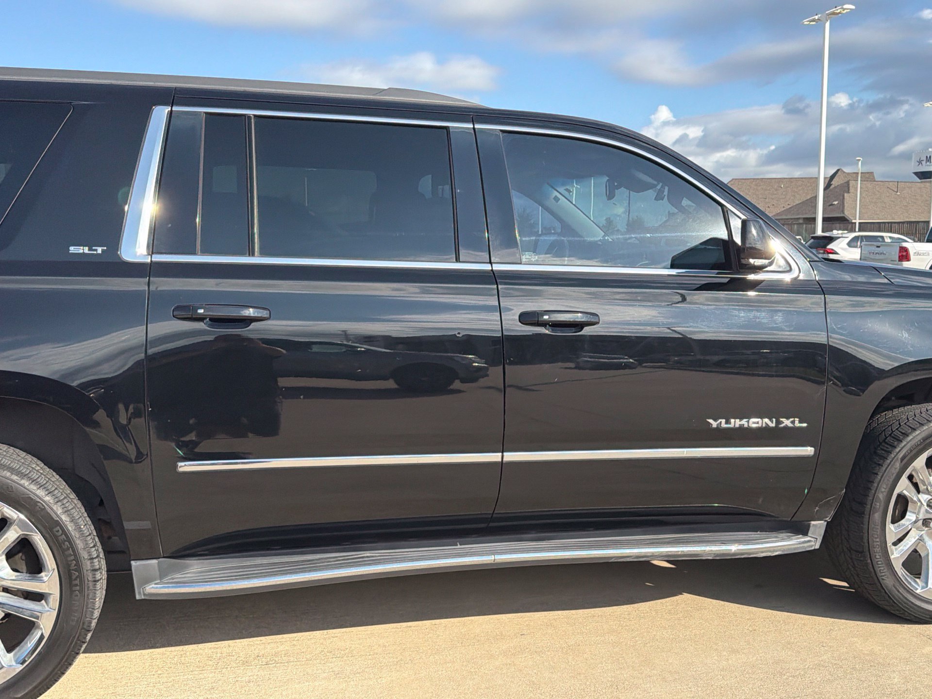 Used 2018 GMC Yukon XL SLT w/ Premium Edition AWD/4WD image 2