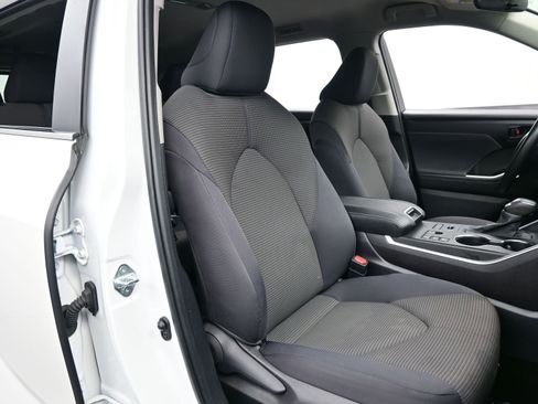 Used 2024 Toyota Highlander LE AWD/4WD image 13