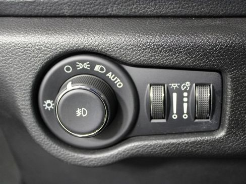 Used 2024 Chrysler Pacifica Limited FWD image 25