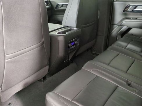 Used 2025 Chevrolet Suburban Z71 image 21