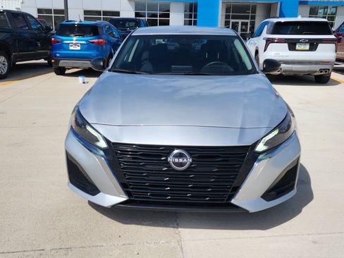 Used 2024 Nissan Altima 2.5 SV FWD image 2