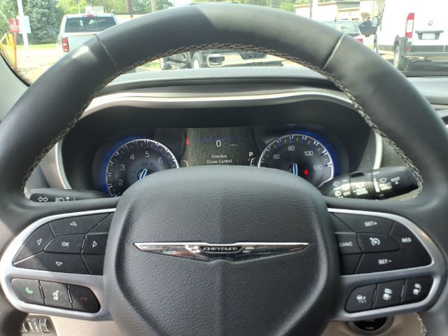 Used 2024 Chrysler Pacifica Touring-L FWD image 20