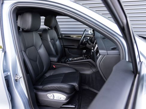 Certified 2025 Porsche Macan AWD/4WD image 33