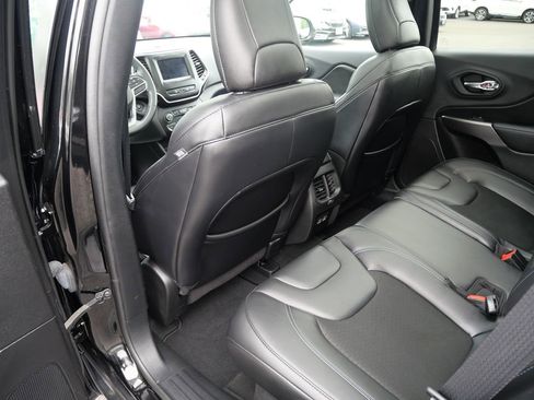 Used 2021 Jeep Cherokee Latitude Plus w/ Sun & Sound Group AWD/4WD image 23