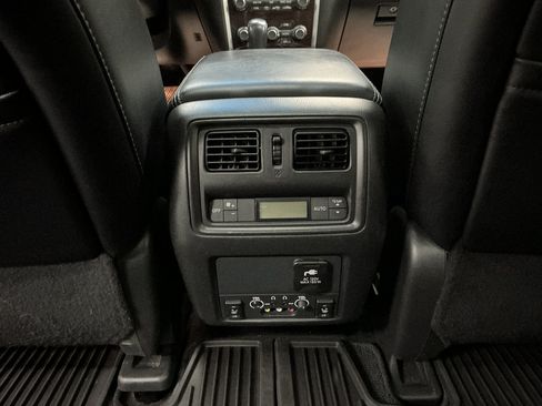 Used 2015 Nissan Pathfinder Platinum w/ Family Entertainment Package FWD image 28