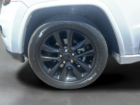 Used 2018 Jeep Grand Cherokee Altitude RWD image 31