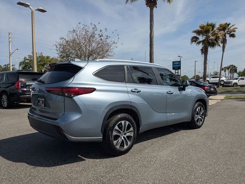 Used 2023 Toyota Highlander XLE image 3