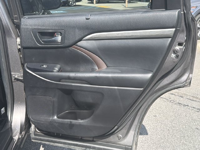 Used 2019 Toyota Highlander Limited Platinum AWD/4WD image 18