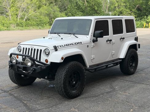 Used 2012 Jeep Wrangler Unlimited Rubicon w/ Connectivity Group AWD/4WD image 3