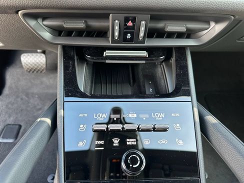 Certified 2025 Porsche Cayenne E-Hybrid AWD/4WD image 23