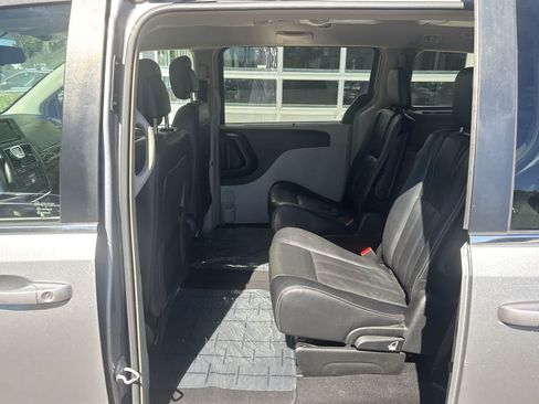 Used 2015 Chrysler Town & Country Touring FWD image 11