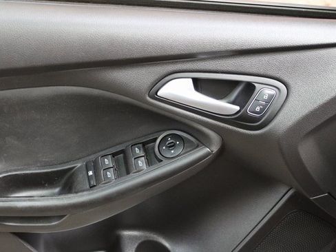 Used 2017 Ford Focus SE w/ SE Winter Package image 10